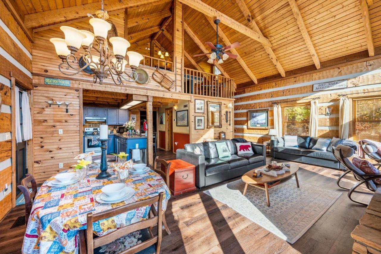 Barenberg Cabin - Secluded Unobstructed Panoramic Smoky Mountains View With Two Master Suites, Loft Game Room, And Hot Tub 개틀린버그 외부 사진
